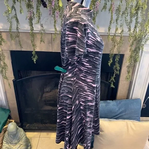 Torrid DARK GREY & PINK ZEBRA HACCI MOCK NECK TRAPEZE DRESS 0 - Picture 5 of 11